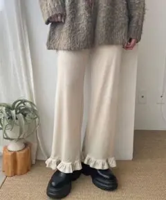 【LOWRYSFARM】ローリーズファーム　フリル裾クリーム色フレアパンツ