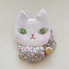 スカーフなびく猫ブローチ