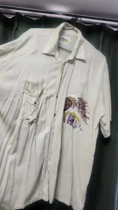 クリーム色 半袖シャツ 刺繍デザイン 夏休み限定SALE中