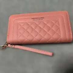ピンク色の長財布