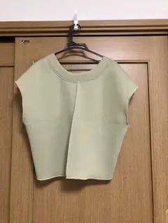ライトグリーン Vネック