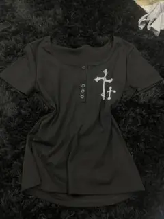 黒のクロス刺繍半袖Tシャツ