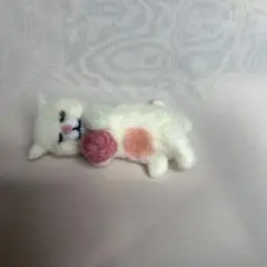 羊毛フェルト 猫の置物 毛糸玉付き