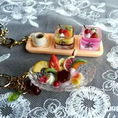 ②ミニチュアデザートチャームセット