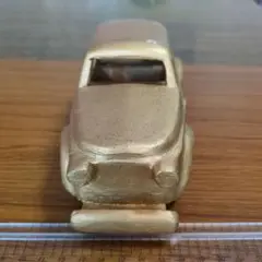 ゴールドの車のオブジェ