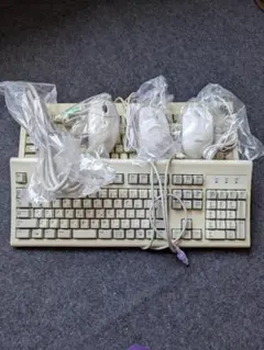 使用キーボード2台と未使用マウス3個と未使用電源コード1本