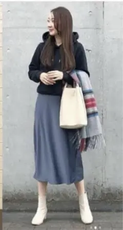 年中重宝するサテンスカートです。