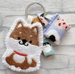 ハンドメイド　刺繍　柴犬　ストラップ　ミニバッグキーホルダー付き