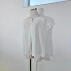 MK MICHEL KLEIN メタルバースリットネックブラウス　半袖　白　40