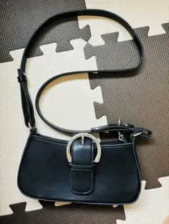 バックル付き黒ショルダーバッグ