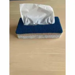 青と白の編み物ティッシュボックス