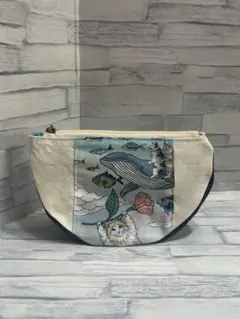 ハンドメイド　半月型ポーチ おとぎの国の猫と仲間たち