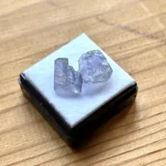 io8.アイオライト 菫青石 原石 ケース入り ラフ 天然石 鉱物 標本