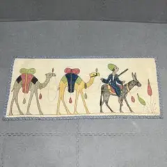 旅人とラクダ行列 民藝タッチ手描き 縁取り小花 コットン 横102縦44