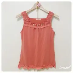 axes femme 花刺繍入りタンクトップ