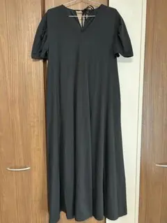 黒の半袖ロングワンピース