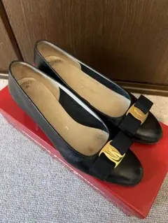 フェラガモ パンプス 黒