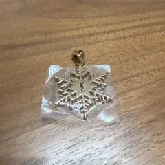 YSL イヴ・サンローラン　雪の結晶スノーフレークチャーム　ゴールド