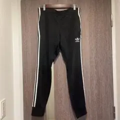 adidas ブラック ジョガーパンツ ストライプ