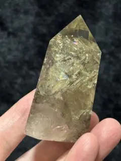 爆虹シトリン128g 透明度　室内照明のみの撮影　ギラギラが美しいポイント