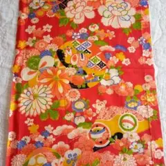 昭和レトロ　子ども晴れ着 赤い花柄の着物の古布