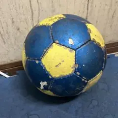青と黄のサッカーボール