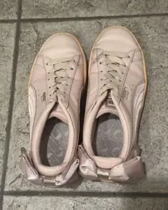 PUMA リボン付きピンクスニーカー