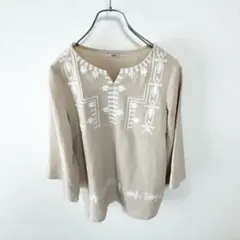 【ミスティック】カットソー 七分袖 トップス M-L ベージュ 刺繍 KU645
