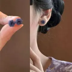 バラデザインの青色ピアス