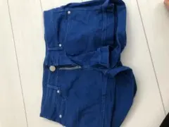 青のショートパンツ