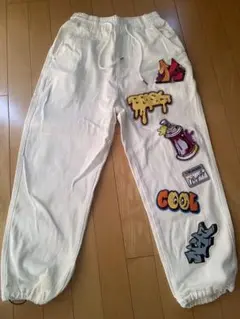 グラフィティパッチ付きホワイトジョガーパンツ　ストリート　ワッペン