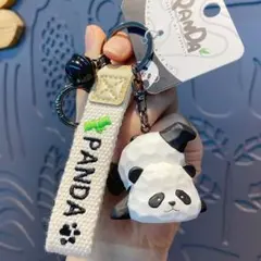白黒 キーホルダー 鈴 パンダ 手作り感 逆立ち 木彫り風 動物 かわいい