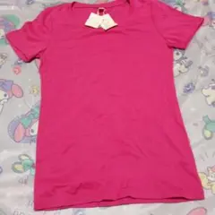 UNIQLO　ショッキングピンクTシャツ