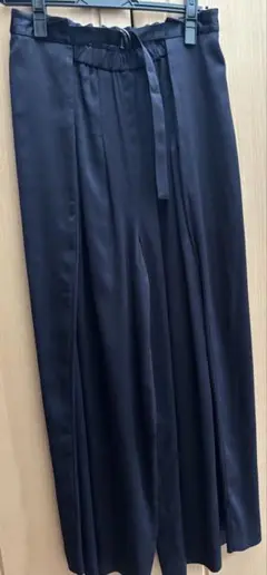 ＡＲＡＡＲＡ　黒 サテン風 ワイドパンツ ベルト付き