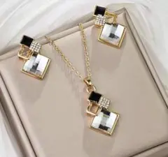 新品　ゴールド スクエアデザイン ネックレスとピアスセット