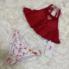 フリル付き赤トップと花柄ビキニ
