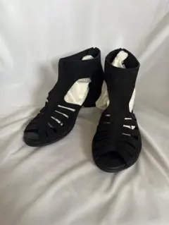 美品　アルシュarche 黒色オープントゥサンダル 中ヒール