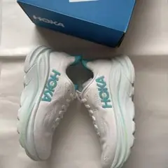 HOKA ホワイトCLIFTON10 23cm