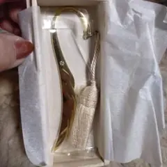 【新品!!】KUHASI　三越伊勢丹ステンレス　羽根型栞　タッセル付き　桐箱入