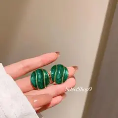 新品未使用品♡グリーンゴールドうねうねヴィンテージレトロ海外インポート韓国ピアス
