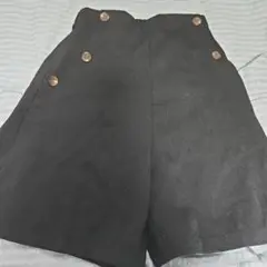 ハイウエストボタン付き黒ショーツ