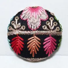 インド刺繍　№2052　黒カラフル　㊳ミリ　ヘアゴム・ブローチ　くるみボタン