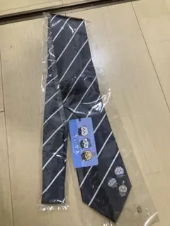 ちいかわのダークグレー ストライプ ネクタイ 。