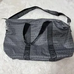 グレー ロゴ入り ボストンバッグ