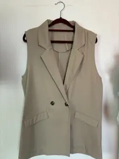 ベージュ ノーカラー ダブルボタンベスト