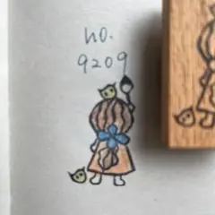 スタンプ　No. 9209筆を持った女の子と小鳥たち