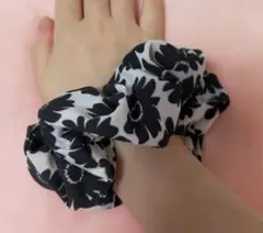 花柄シュシュ 白黒