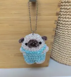 オーバーオールパーグーキーホルダー(モール糸)　パグ　ハンドメイド　あみぐるみ