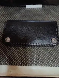 黒レザー長財布 銀色ボタン付き トラッカー