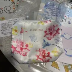 お化粧品、小物など収納に便利なポーチ、、マチも有るので大きいサイズも入る